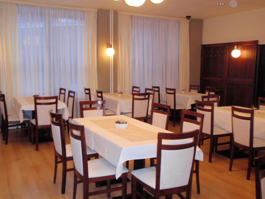 Hotel Astra Tuchlovice Extérieur photo